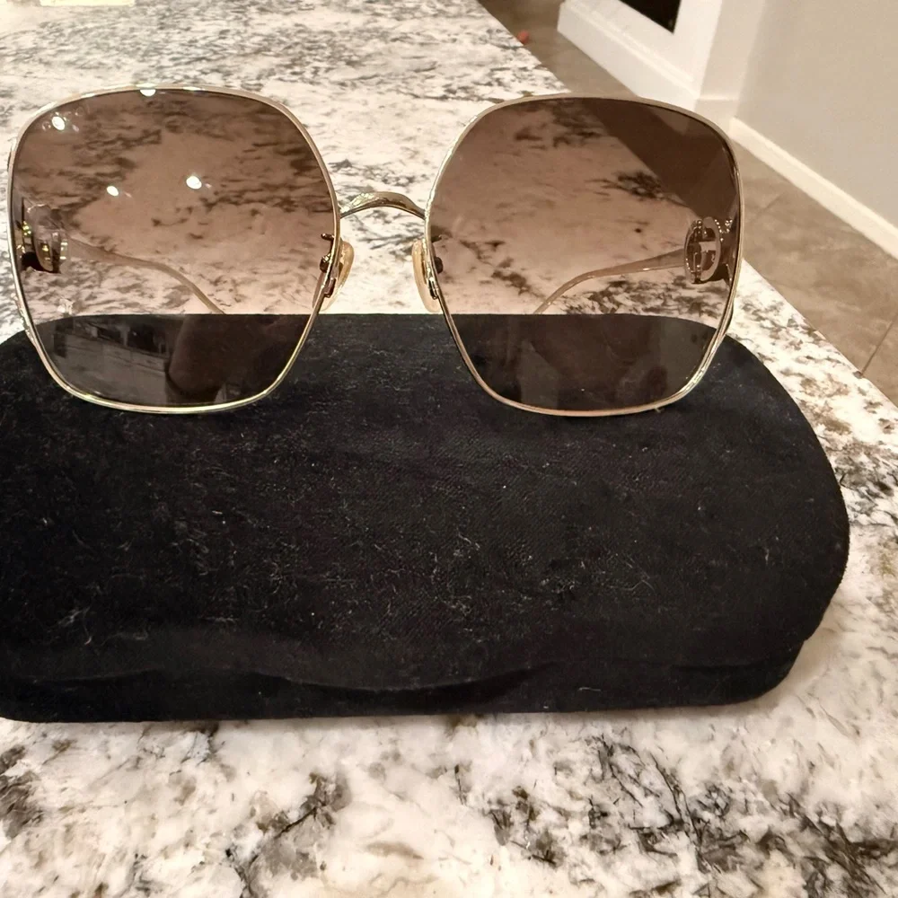 Authentic Gucci Women's Sunglasses with Gold Frame and Brown Lenses GG1323S
New - Picture 6 of 10